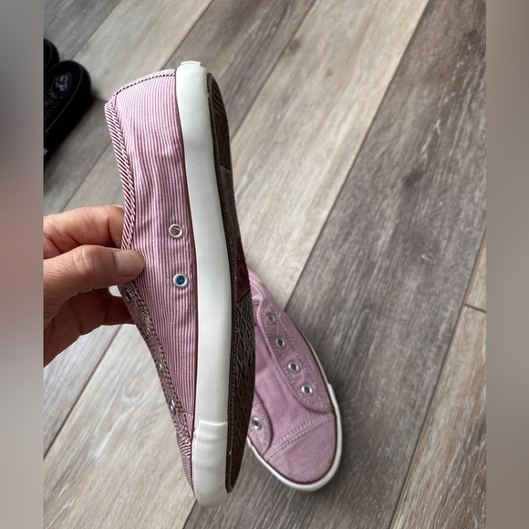 🛍️ Converse white and Red striped Size 7 great condition clean - Picture 3 of 9